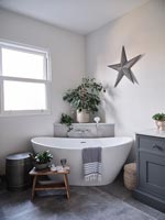 Salle de bain moderne grise et blanche