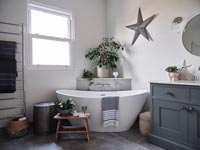 Salle de bain moderne grise et blanche