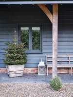 Extérieur de maison de campagne - arbre de Noël sur porche couvert