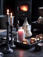 Détail de bougies allumées et décorations de Noël sur table basse