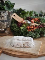 Gâteau Stollen et décorations de Noël