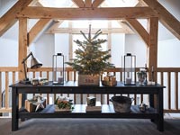 Décorations de Noël et cadeaux sur une grande table noire