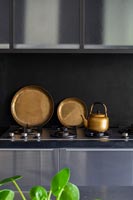 Plaque de cuisson à gaz noire avec plaques de cuivre décoratives et bouilloire