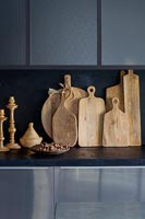 Collection de planches à découper en bois sur plan de travail de cuisine moderne