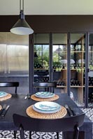 Grandes armoires de stockage de vin dans la cuisine-salle à manger moderne