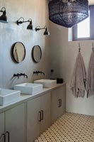 Salle de bain moderne avec trio d'éviers