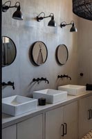 Salle de bain moderne avec trio d'éviers