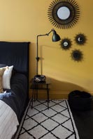 Chambre moderne noire et jaune