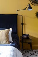 Lampe moderne dans une chambre moderne noire et jaune