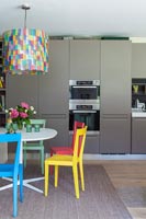 Cuisine moderne avec des meubles colorés