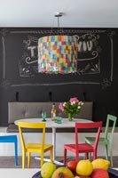 Mobilier coloré dans la salle à manger moderne