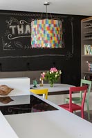 Mobilier coloré dans la salle à manger moderne