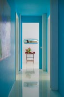 Couloir peint turquoise vif