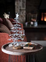 Petit arbre de Noël argenté sur table d'appoint
