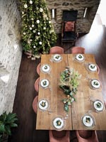 Vue de dessus de la table à manger en bois pour le dîner de Noël