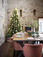 Salle à manger champêtre avec murs en pierres apparentes décorées pour Noël