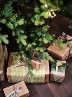 Détail de cadeaux de Noël sous l'arbre