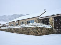 Extérieur de maison de campagne dans la neige