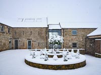 Extérieur de maison de campagne et jardin dans la neige
