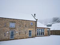 Extérieur de maison de campagne et jardin dans la neige