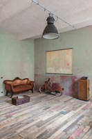 Meubles vintage et cyclomoteur dans un salon moderne