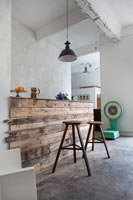 Comptoir de cuisine moderne et tabourets de bar en bois de récupération