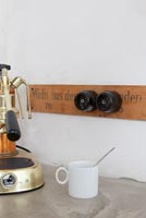 Détail de la machine à café sur le plan de travail de la cuisine