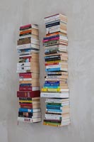 De hautes tours de livres sur des étagères flottantes murales