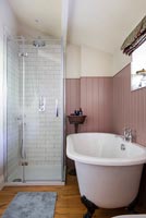 Salle de bain rustique moderne lambrissée rose