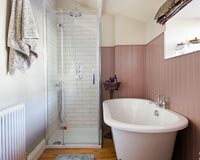Salle de bain rustique moderne lambrissée rose