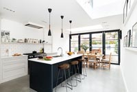 Cuisine-salle à manger moderne en noir et blanc