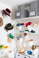 Des étagères pleines de fascinateurs et de chapeaux