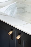 Évier en marbre blanc et placard noir dans la cuisine moderne