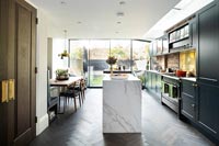 Îlot en marbre blanc au centre de la cuisine moderne
