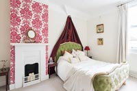 Chambre moderne avec lit rembourré vert et baldaquin rouge