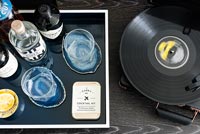 Tourne-disque portable et plateau de boissons sur buffet
