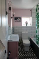 Salle de bains carrelée moderne avec des carreaux de sol à motifs