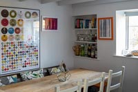 Oeuvres d'art modernes colorées sur le mur de la petite salle à manger de pays