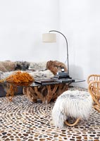Mobilier de salon moderne avec sol en galets texturés