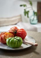 Tomates fraîches sur assiette - détail de la cuisine
