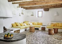 Canapés intégrés dans un espace de vie ouvert et moderne avec sol en galets