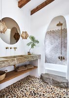 Salle de bain champêtre moderne avec sol en galets texturés