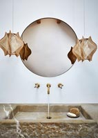 Miroir et pendentif sur évier en marbre - gros plan