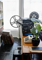 Machine à écrire rétro et projecteur de film sur table