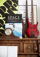 Gros plan du piano avec guitares, horloge ancienne et articles rétro