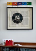 Oeuvre de musique vintage accrochée au mur au-dessus du porte-lettre sur la table