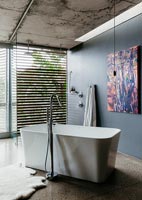 Salle de bains moderne avec des œuvres d'art contemporaines sur le mur