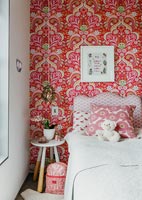 Chambre avec papier peint à motifs muraux