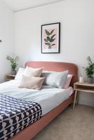 Chambre moderne avec tête de lit rose