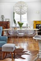 Chaises de salle à manger en plastique transparent autour de la table dans un espace de vie moderne et ouvert